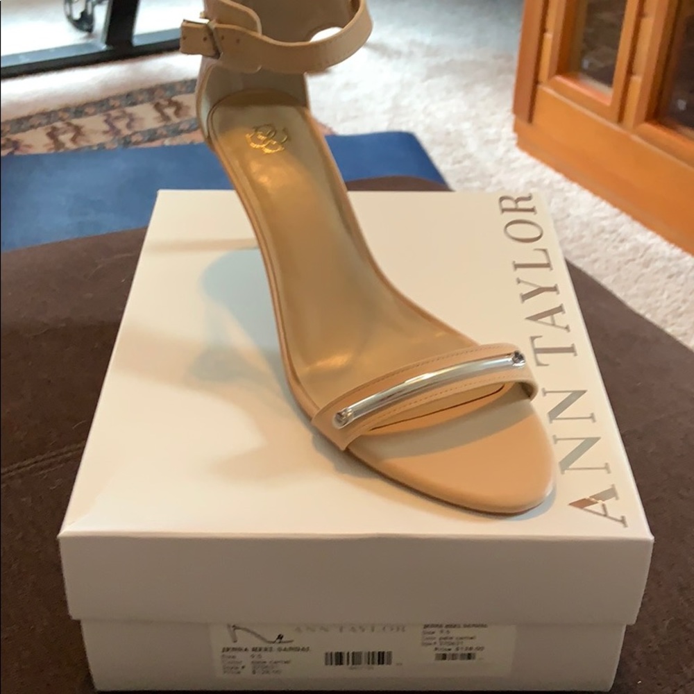 Ann Taylor Jenna low heel sandals sz 9.5 NWT
